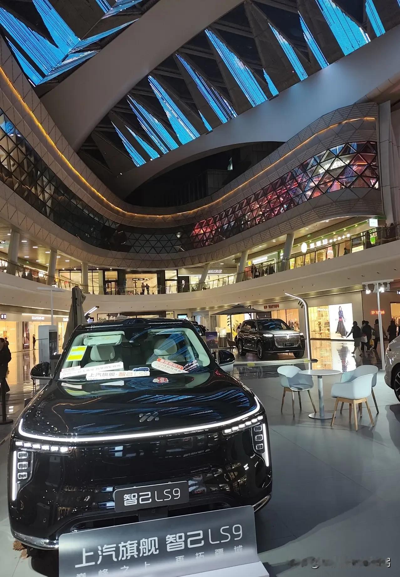 智己LS9，大六座的征服之旅，当我们谈及大六座SUV，智己LS9无疑是其中的佼佼