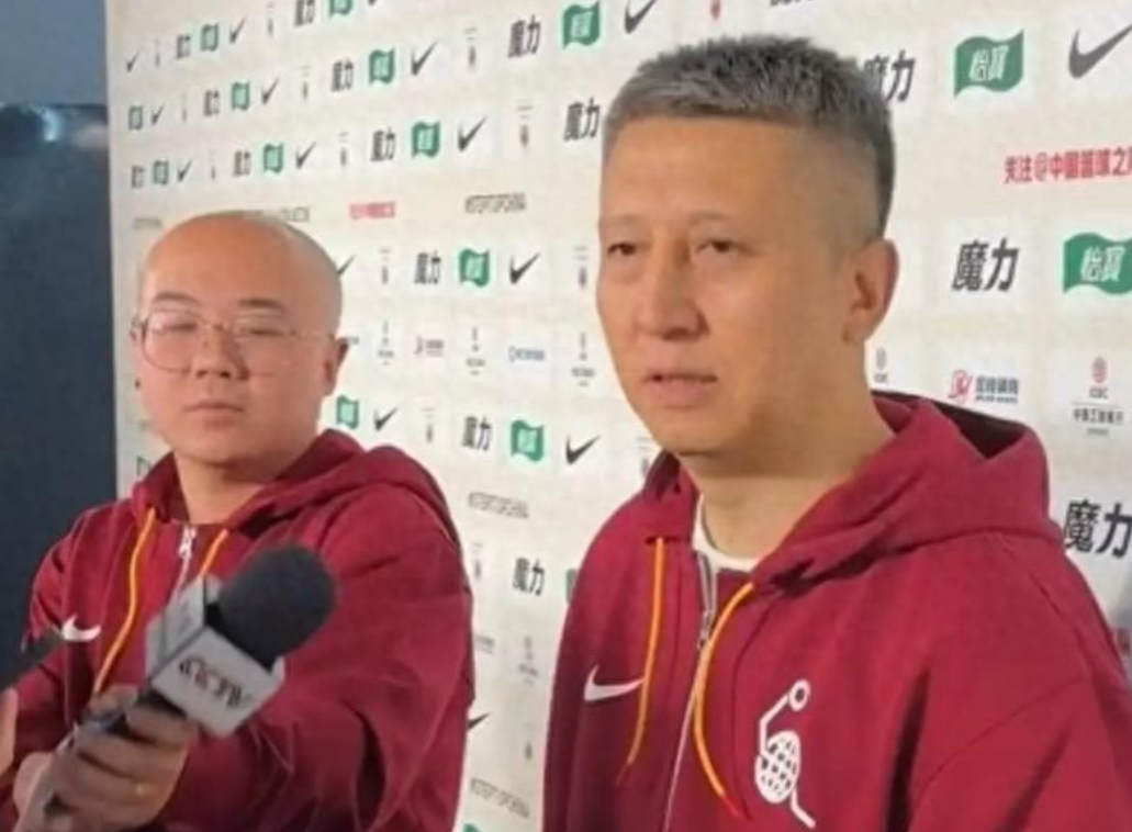 11月26日下午，中国男篮在五棵松体育馆进行了世预赛前的公开训练，主教练郭士强接