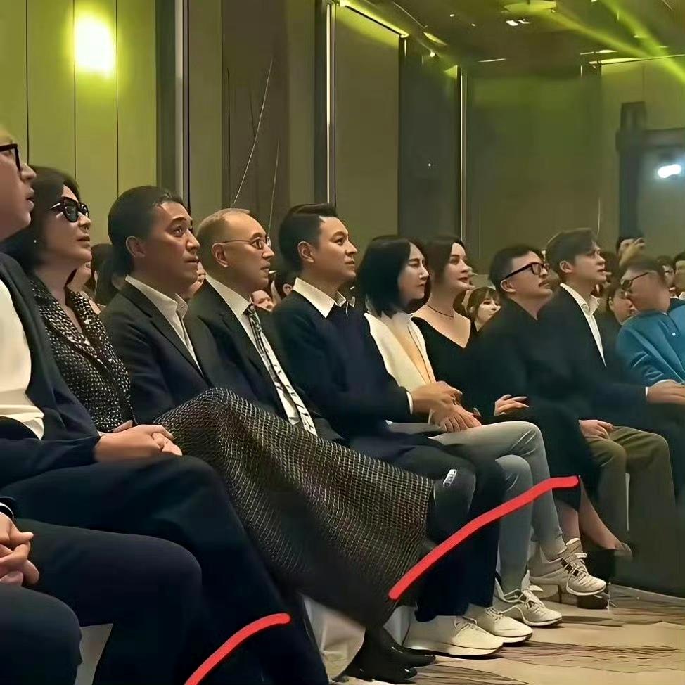 难怪皮鞋厂倒闭了，原来，有钱人都不穿皮鞋。