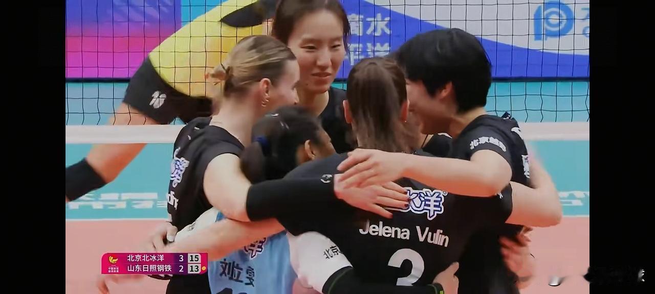 北京女排挺有韧劲，本赛季有晋级4强的实力。前3轮，A组2场五局大战，北京女排全