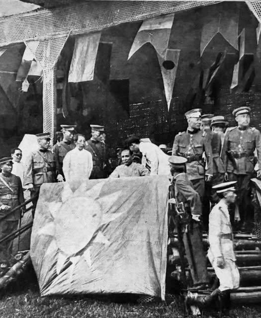 这张照片定格了1924年11月24日孙中山检阅黄埔军的庄严仪式场景。画面中央，孙