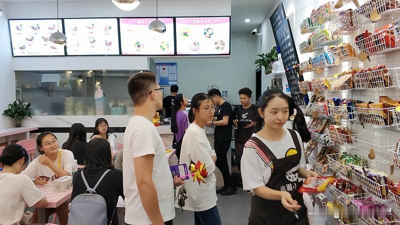 这两年疯狂扩张的零食店，遍地都是，无孔不入！真的需要那么多零食店吗，真有人买