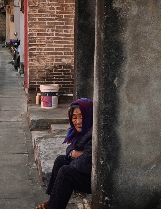小区有个老太太，怕在家里儿媳嫌弃。只要不刮风下雨。就在楼下的广场里待着，后来才知