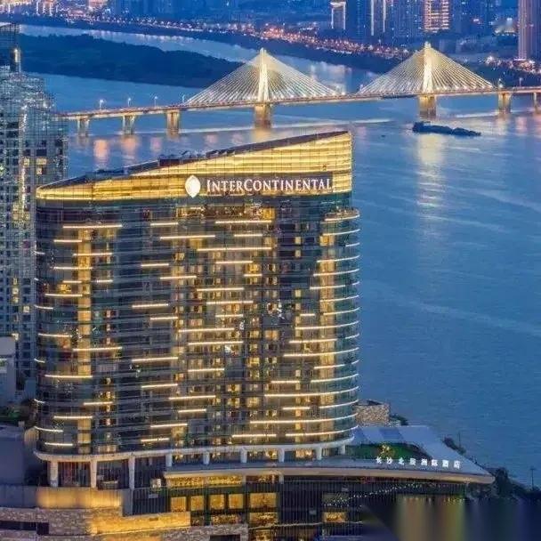 住个酒店还得去美国打官司？洲际酒店“霸王条款”被京津冀三地消协联合约谈：中国法律