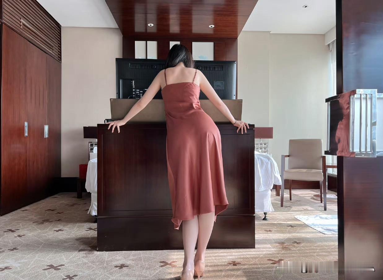 骑车不如开车，开车不如推车人到中年，怎么改掉爱看美女的臭毛病