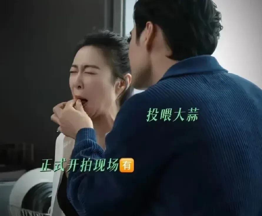 高叶和袁弘拍吻戏时遇上“清奇”指令——导演要求两人先吃大蒜再对戏。高叶当场挑眉：