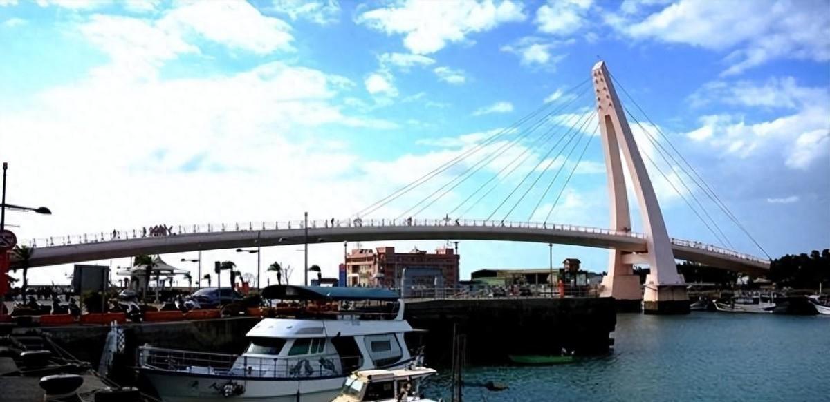 谁能想到，一个靠着中国游客赚得盆满钵满、连街边卖海鲜的大妈都会用支付宝收款的小岛