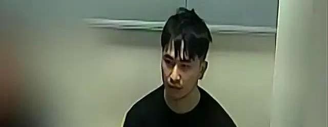 这名男子名叫邹振豪，来自广东东莞，在伦敦大学学院读博士期间，竟然对中国和英国的至