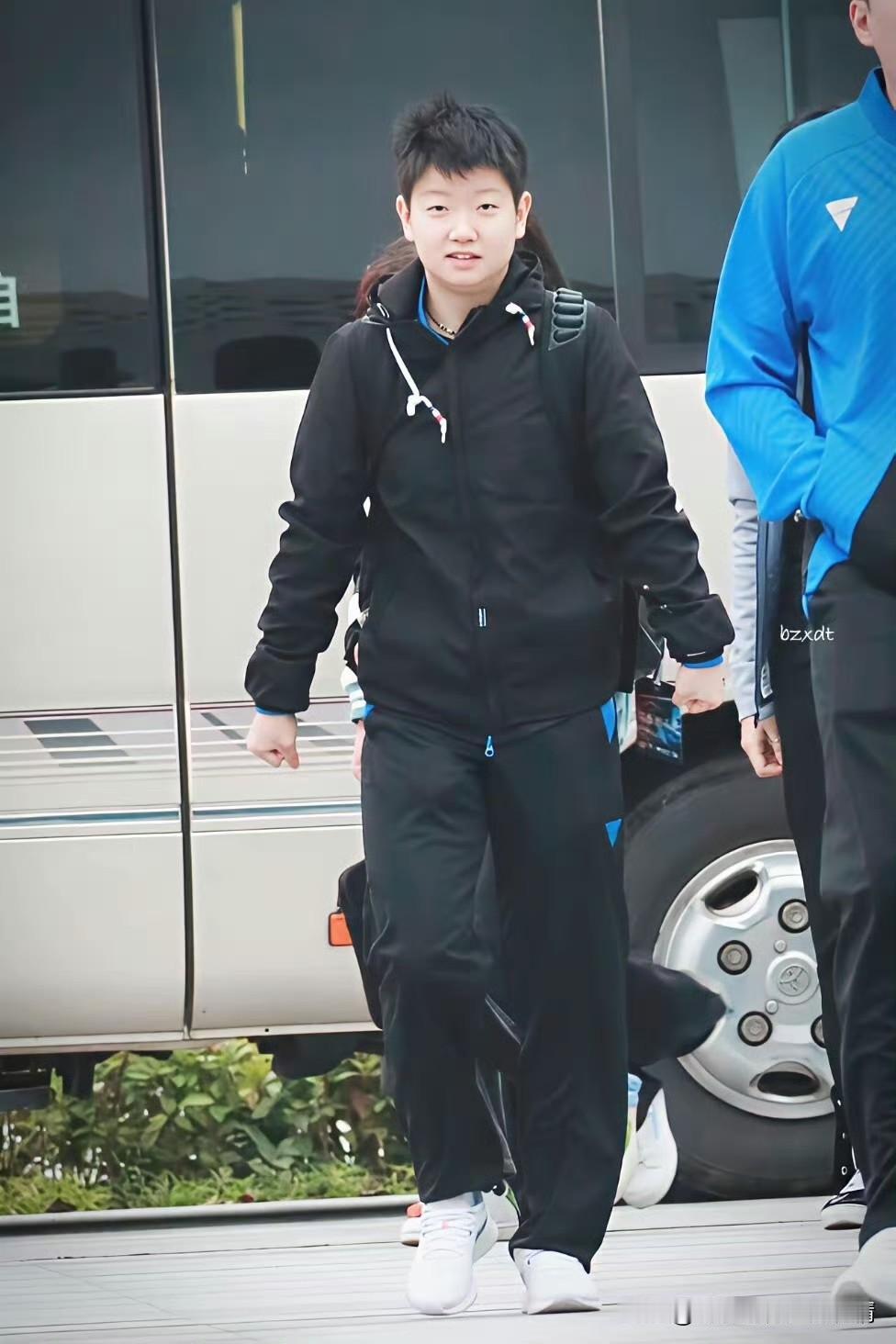 21岁孙颖莎旧照曝光：一身黑装难掩奶萌气质，网友直呼是可爱小团子近日，一组