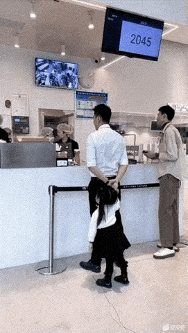 我就一个问题。是她妈妈在拿手机拍吗？