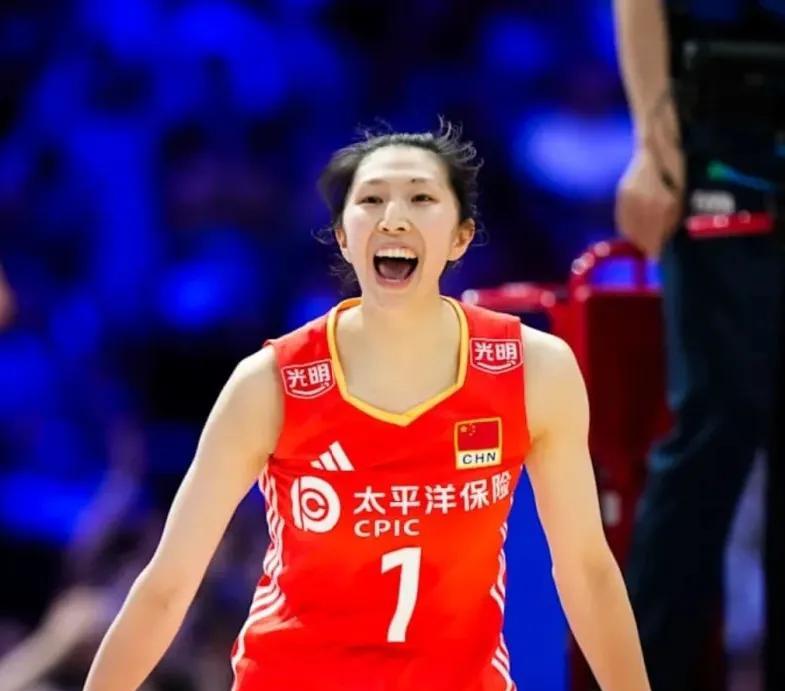 对战日本，中国女排表现超强战力，个个奋勇，人人拼杀，女排精神闪耀香江！