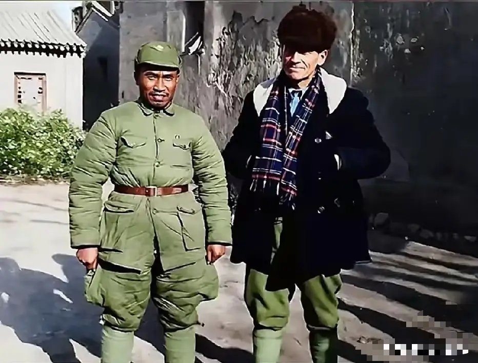 1937年，朱德与美军官卡尔森在山西洪铜县八路军总部破旧墙根留影