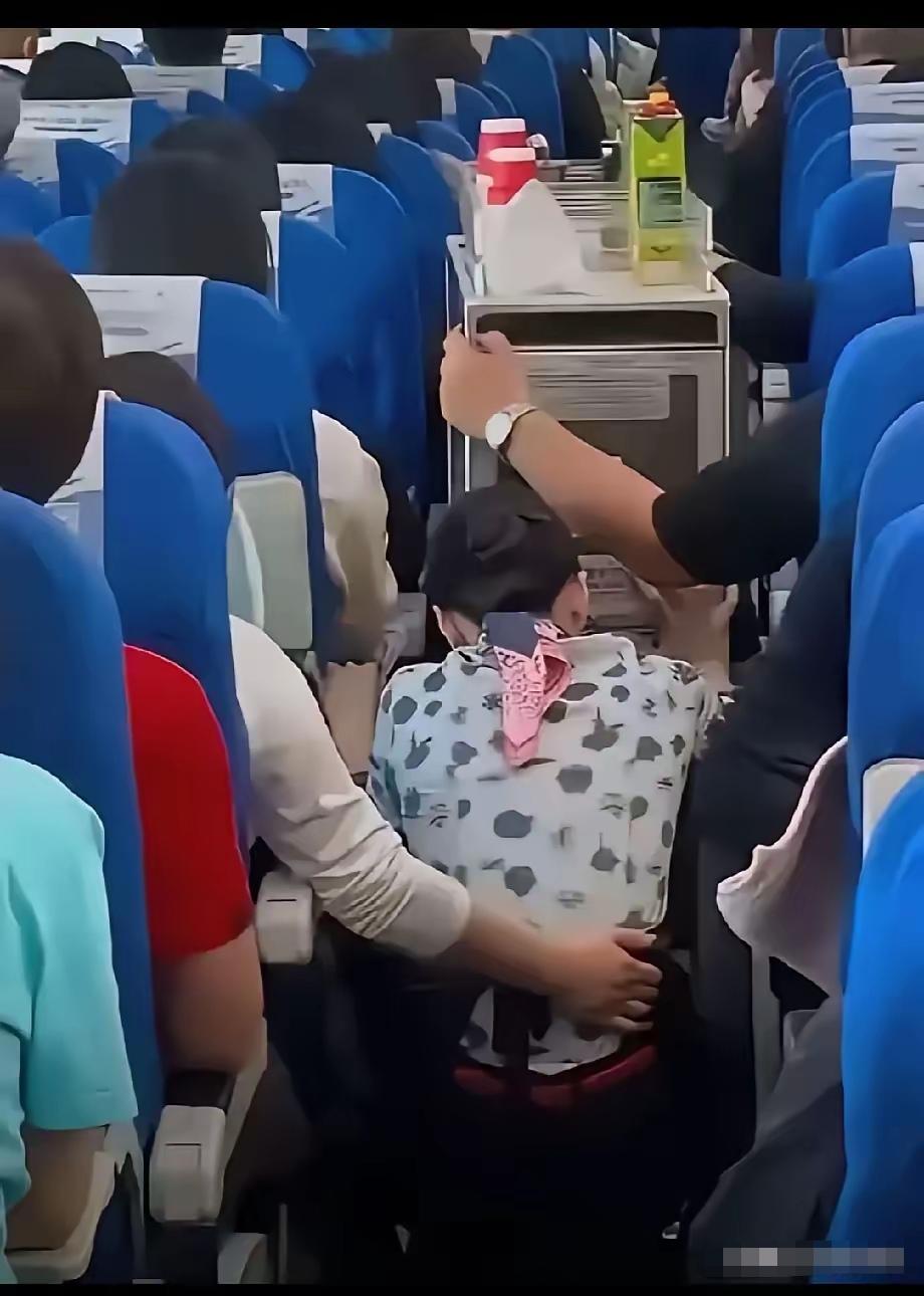 飞机上撒野，谁惯的臭毛病？这下终于搞清楚了，这名机舱闹事男乘客的真实身份，并不