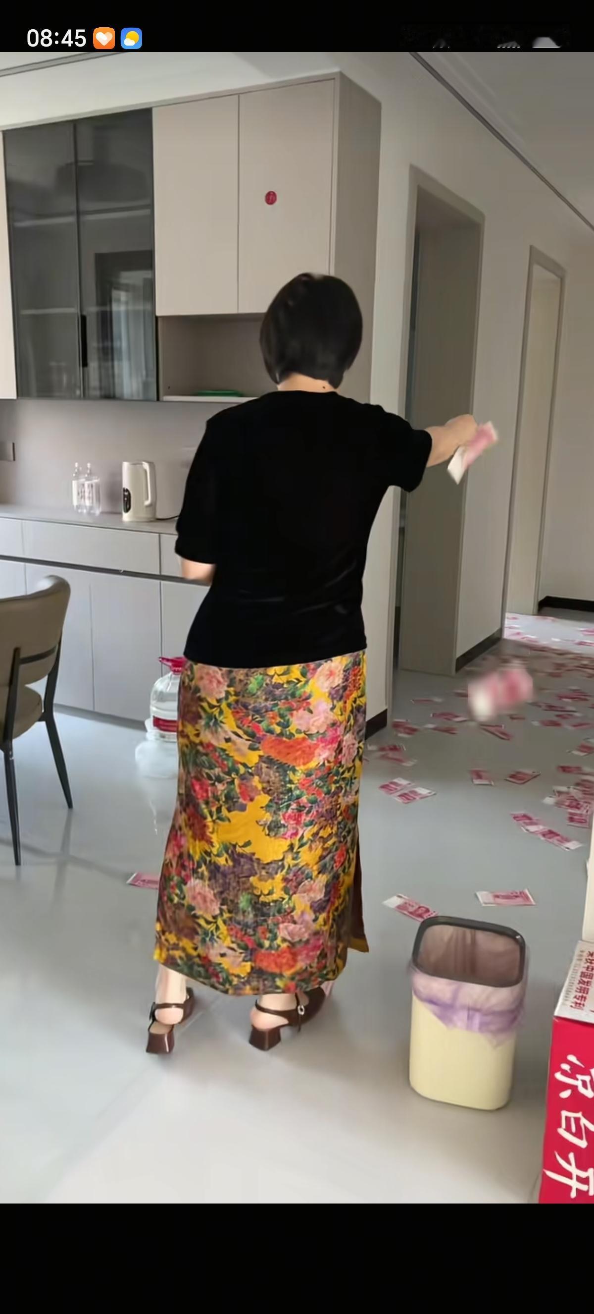 新婚第二天早上婆婆早早准备了一红塑料袋的现金，从儿子儿媳妇的门口铺到了家门口，又