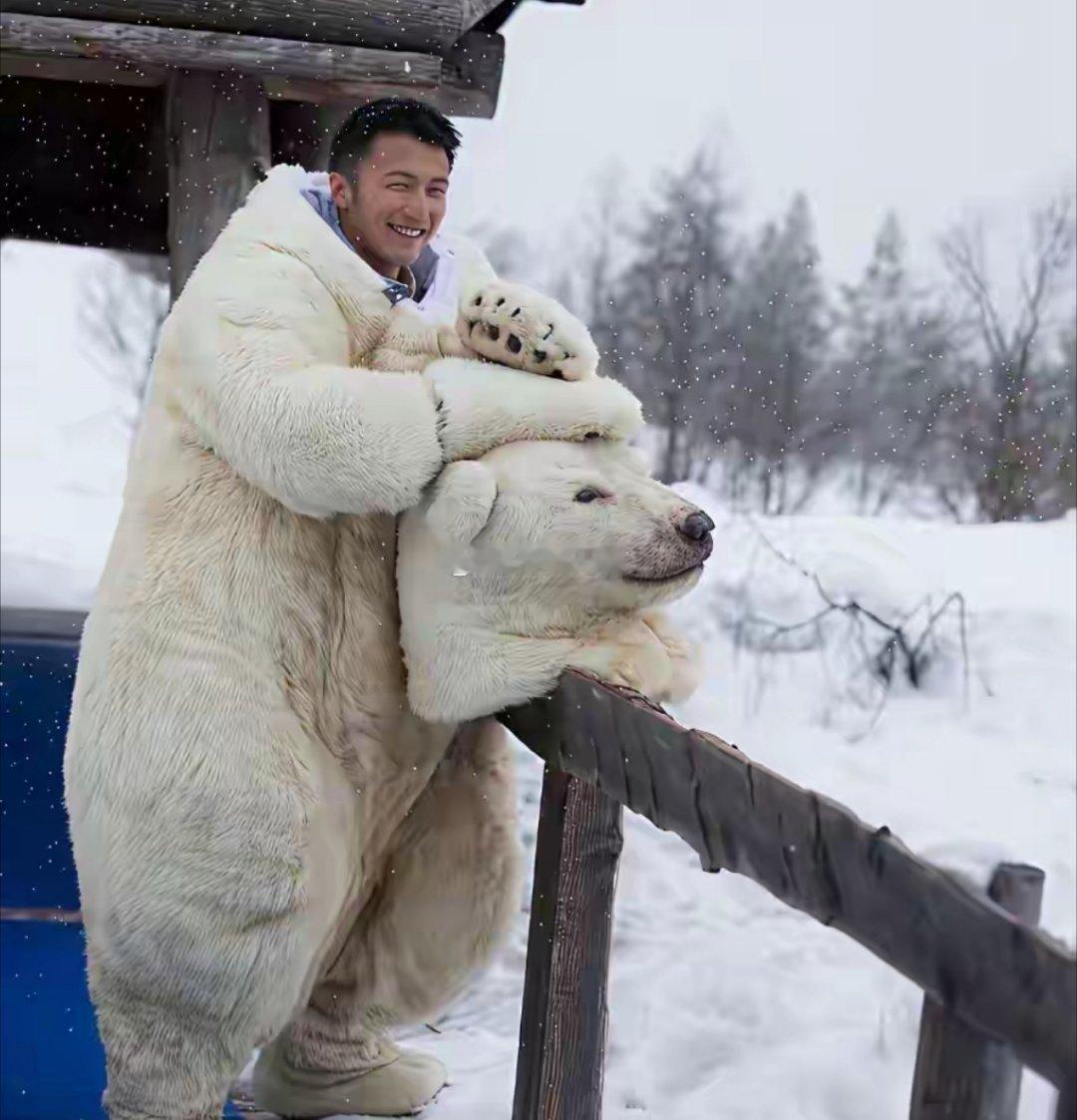 张柏芝最爱的男人谢霆锋，如今真是越老越有味道。你看他套上一身巨大的北极熊玩偶服，