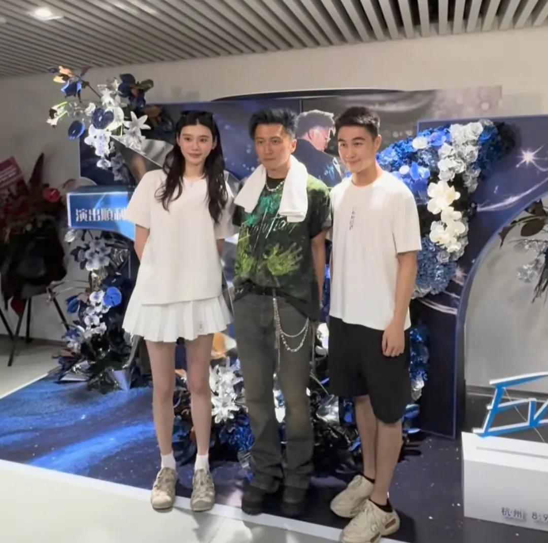 这样看何猷君的身高也没有很低呀！昨晚在谢霆锋的演唱会后台，何猷君奚梦瑶夫妻俩和他