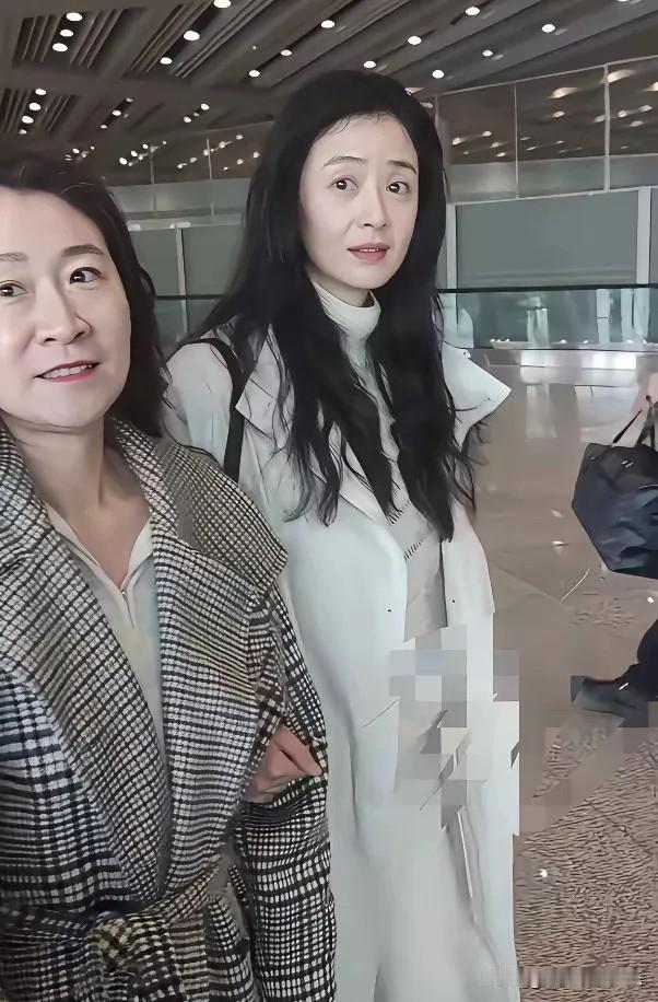 中年女人暴瘦一定会脸垮，不信你看蒋欣就知道了。蒋欣已经四十多岁了，为了能穿上