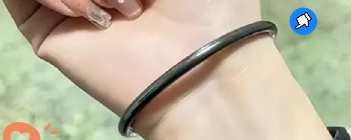 你戴银饰越戴越黑，别人却越戴越亮？真相和体质有关。我妈戴了七八年的银镯子，乌