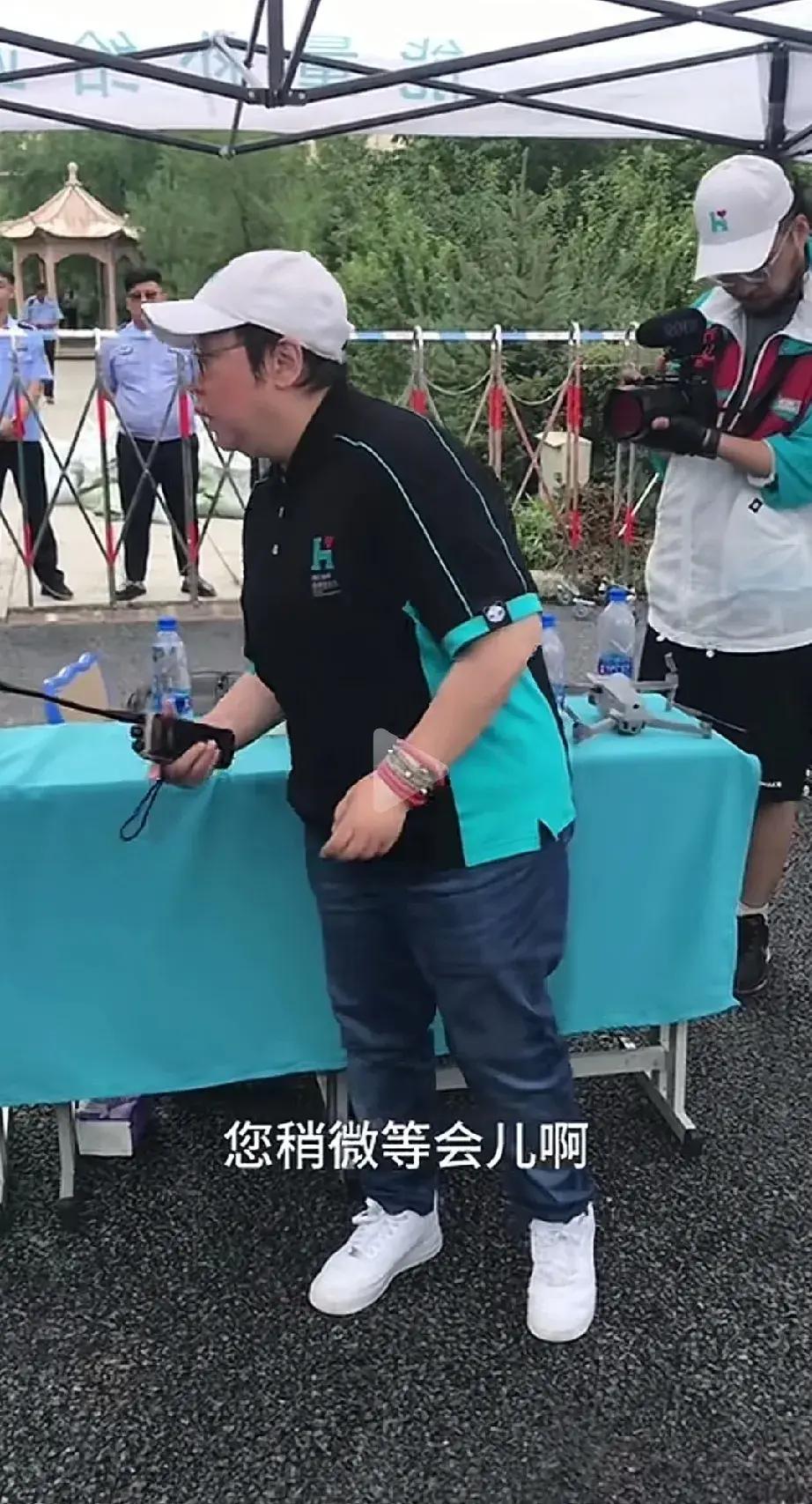 韩红义诊递水引争议：公益该做事，还是该出镜？韩红下乡义诊，随手给独坐的老人