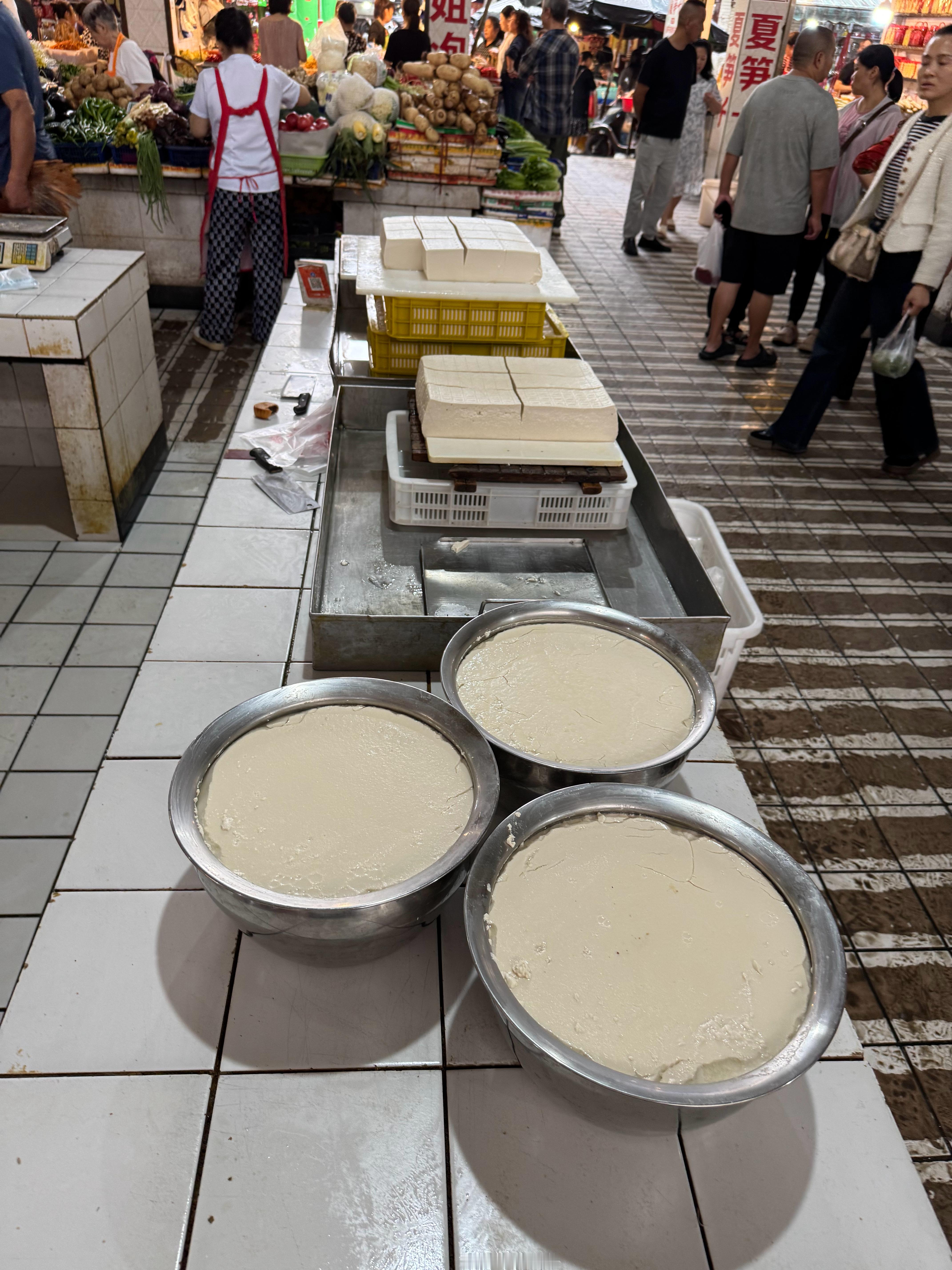 去年去了两次四川，从成都到乐山，再到峨眉山，一路走下来，总是感觉四川的城市和小镇