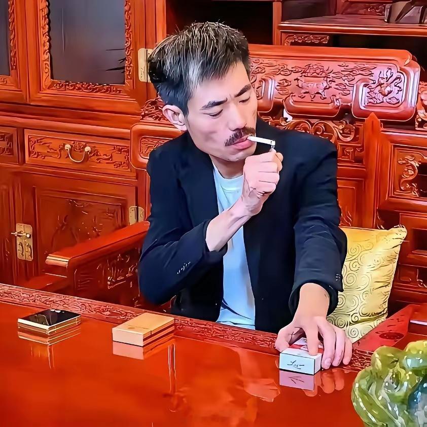 阿四连续四个月吃老坛酸菜面，2026年3月，他被网友扒出：那个在短视频里自称身价