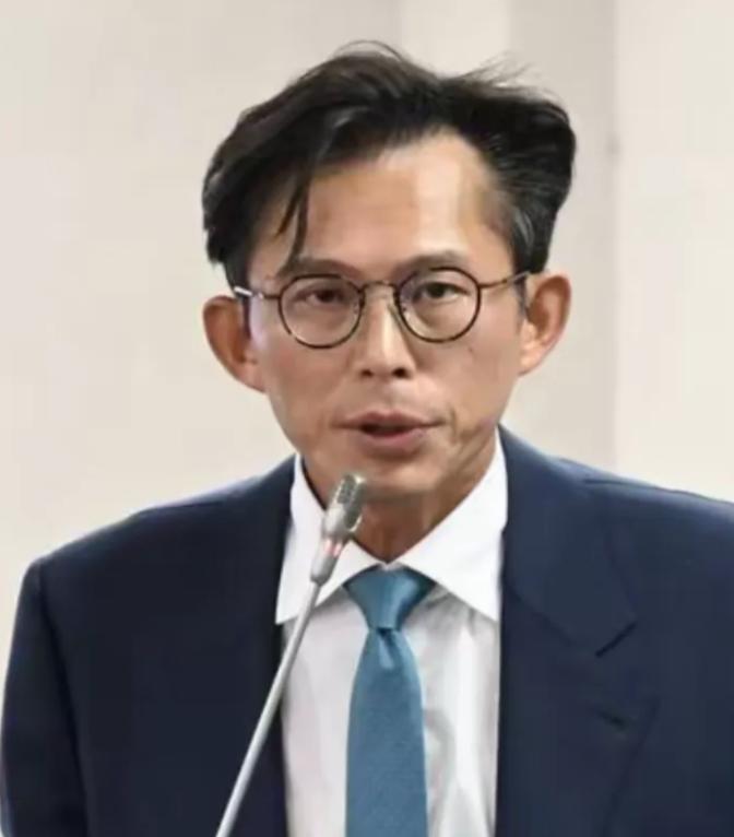 黄国昌人设彻底崩了！一趟日本之行，没给民众党镀金。反倒把自己钉在了投机政客的