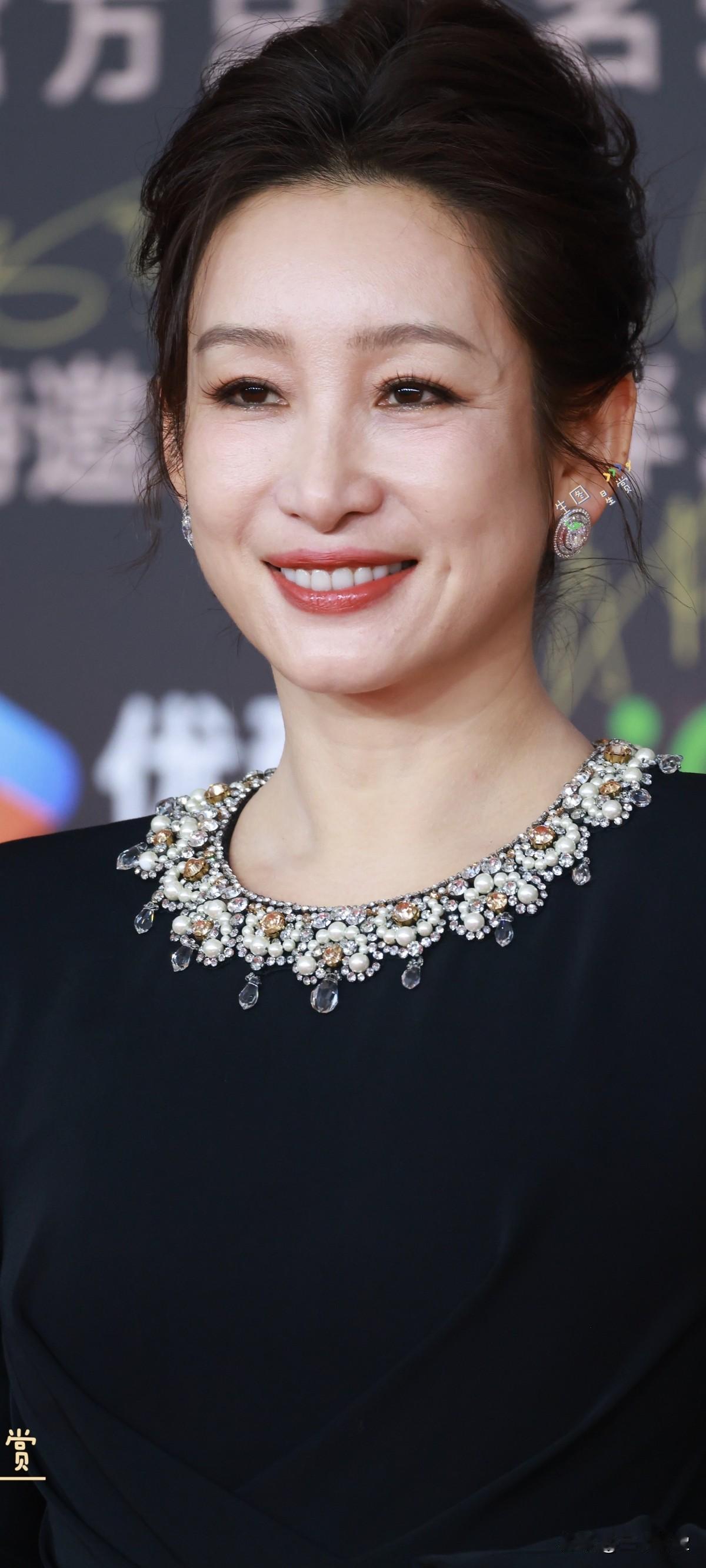 秦海璐微博视界大会红毯复古盘发妆造，优雅如斯:姐姐状态也太好了吧！这波是优雅永