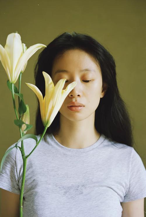 李梦这波“小众审美”回应也太敢说了！被网友吐槽穿搭像“服装厂库存抵债”，一会儿绿