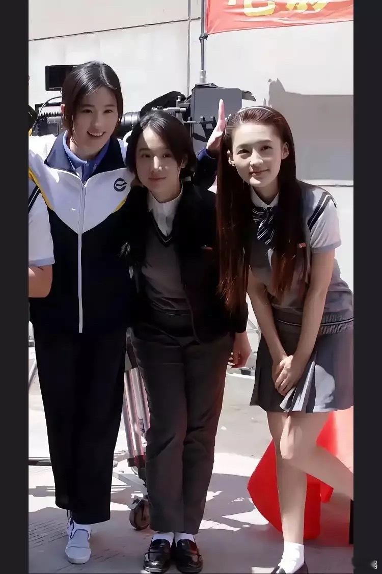 三位女明星早期的照片，李沁完全不输刘亦菲。​​​