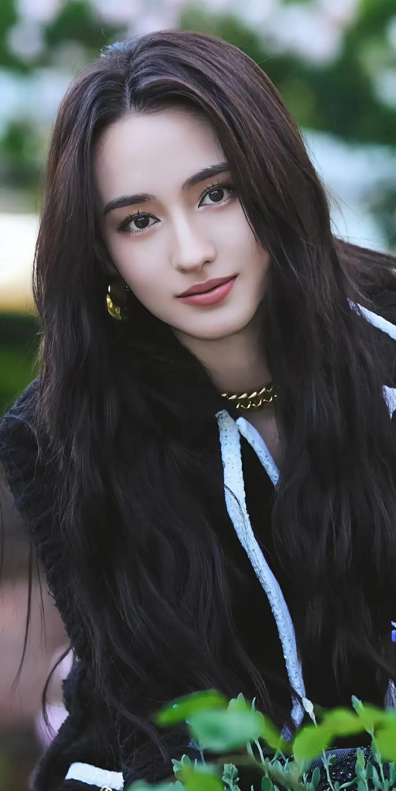 李宛妲黑白经典穿搭，花园复古间彰显优雅时尚
