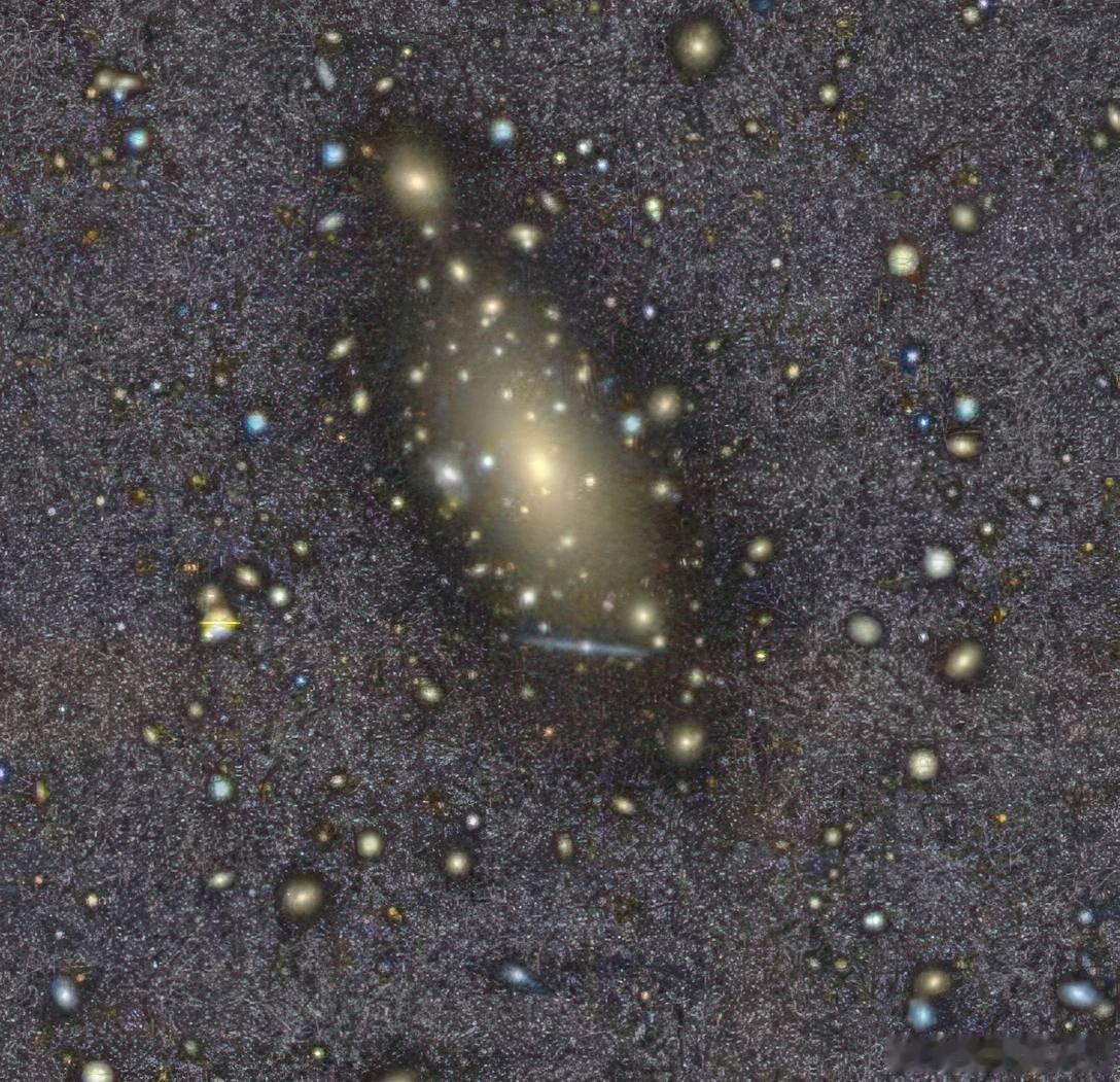 一组天文学家已经获得了迄今为止巨型星系IC1101最深的图像，并且首次确定