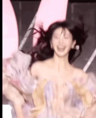 你还在盯着漫画腿焦虑？田曦薇靠蹦蹦跳跳的甜妹感，把500万抖音点赞甩在身后