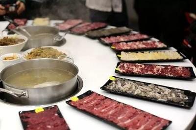 成都一家馆子这回算是结结实实给大伙儿上了一课。一盘回锅肉端上桌，结账居然要105