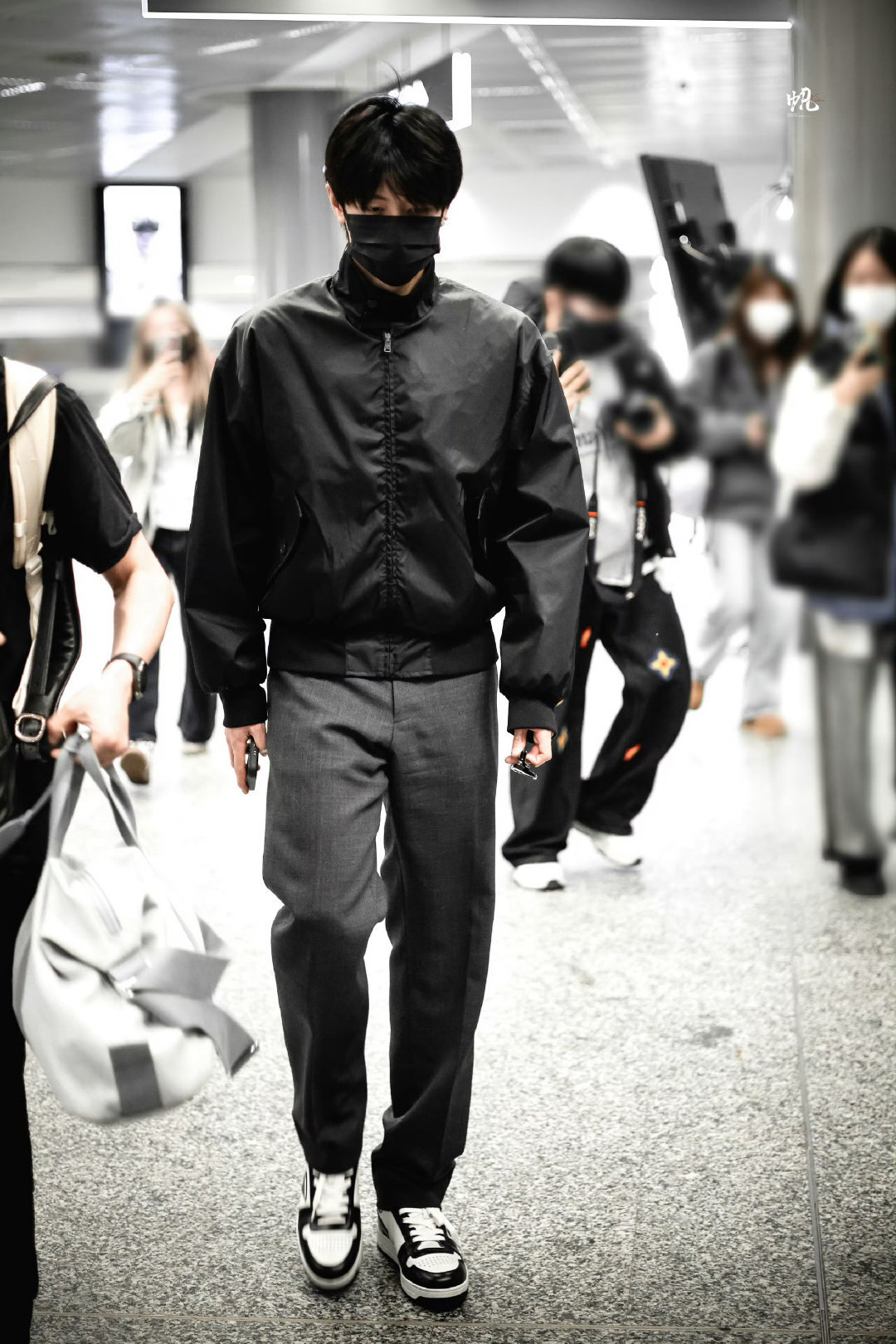 朱志鑫｜看秀出发造型揭晓，上身Prada代言人同款外套，同款包包更是放在Prad