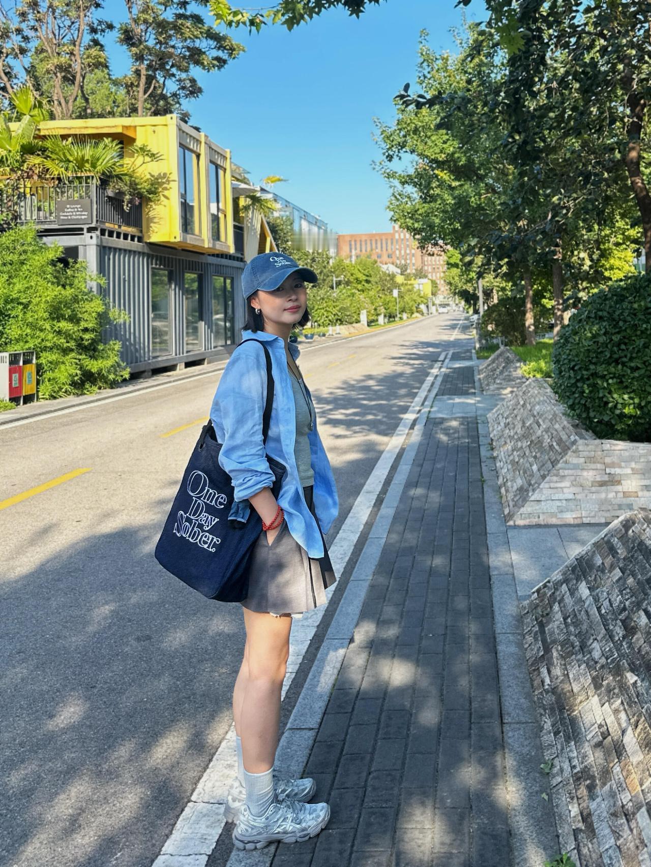 40+也能穿出松弛好气质，这个博主的街拍超好看！没有刻意扮嫩，全靠清爽配色和舒