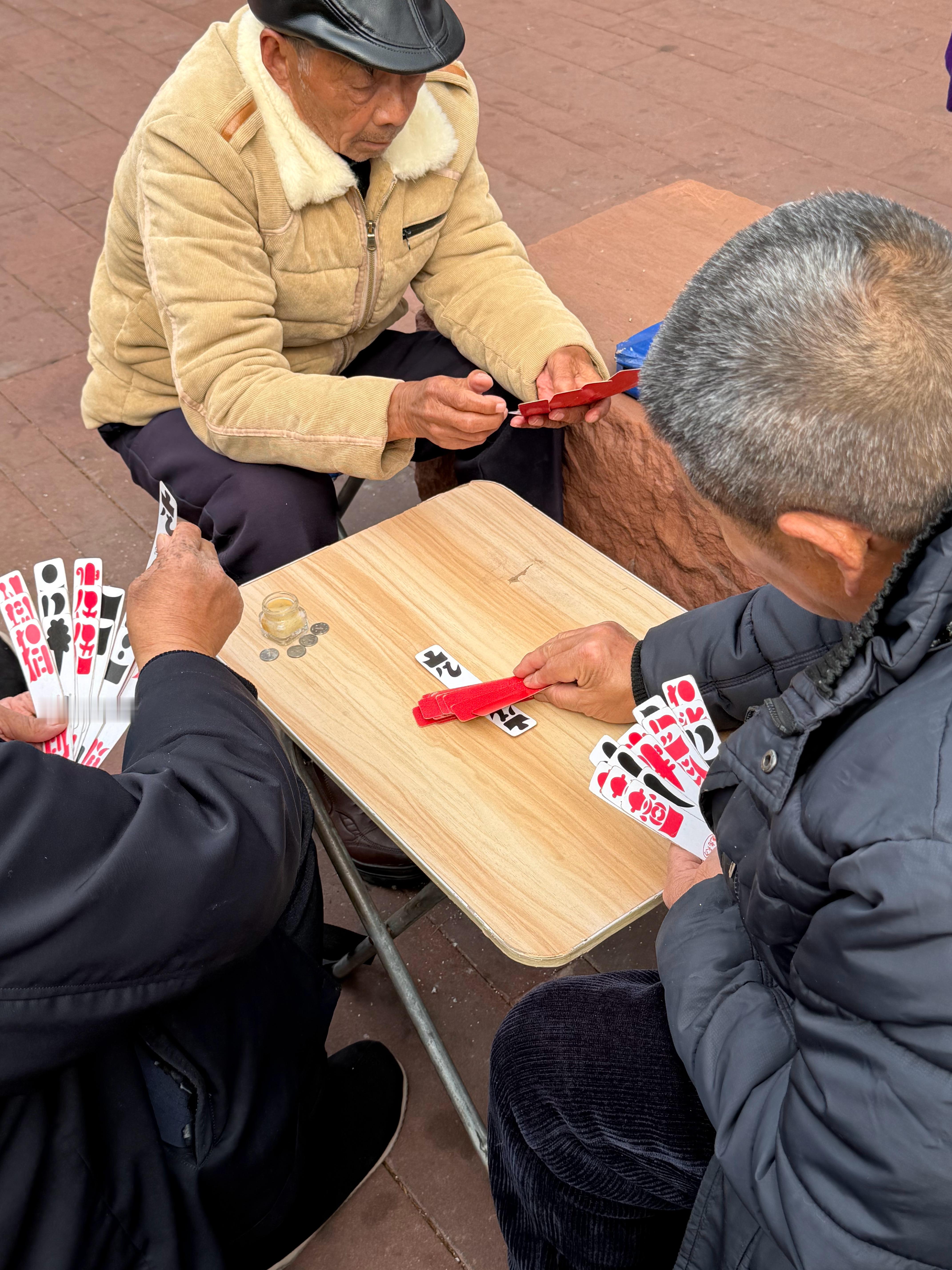乐山当地的字牌，也叫二七十，还是一种非物质遗产。
