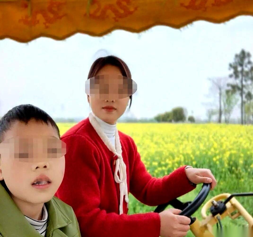 12岁的云南男孩，没了。身高近1米4，身上还死死套着两个游泳圈，人却在温泉池里