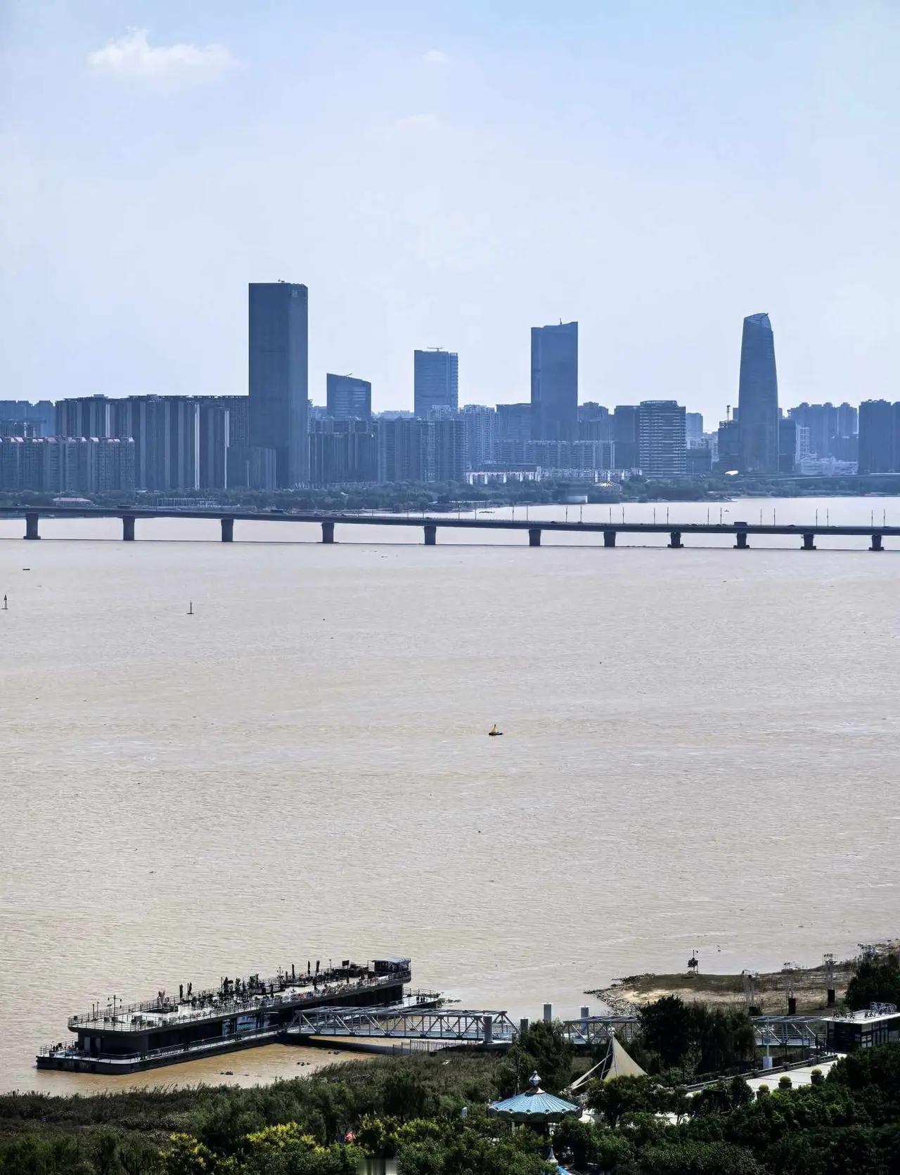 水润洪城，大美南昌襟三江而带五湖，因水得名，依水而兴，南昌是一座名副其实的