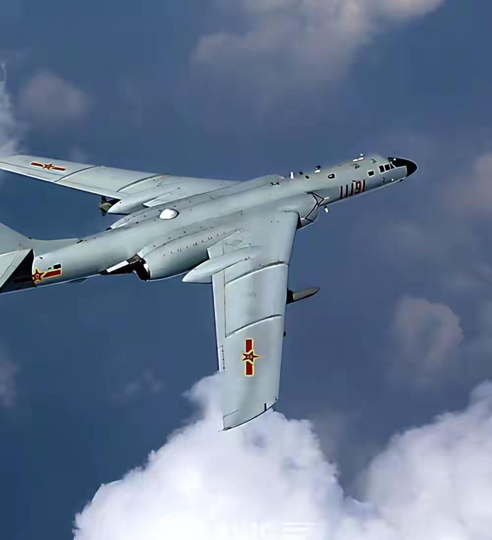 轰-6K此时巡航黄岩岛有何考量菲律宾把黄岩岛纳入演习区还不许他国飞越，太嚣张！