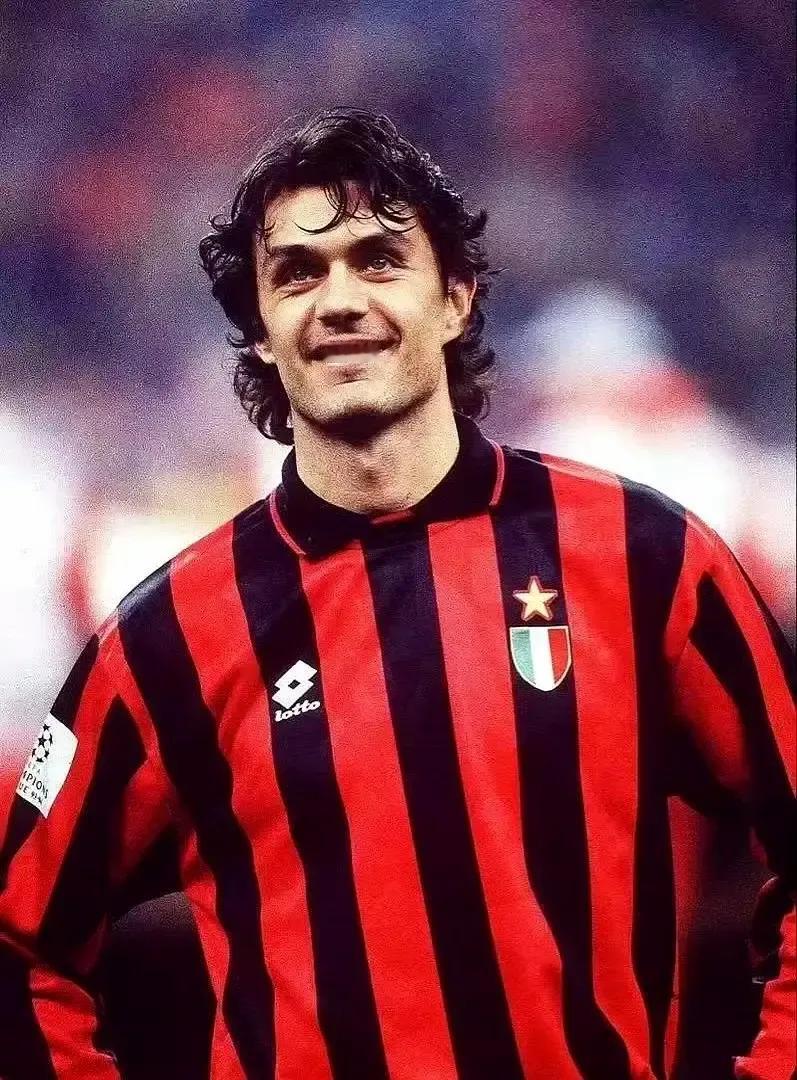 马尔蒂尼刚被佛罗伦萨请去当体育总监，转头就拒了，理由只有一句：我只给米兰打工。