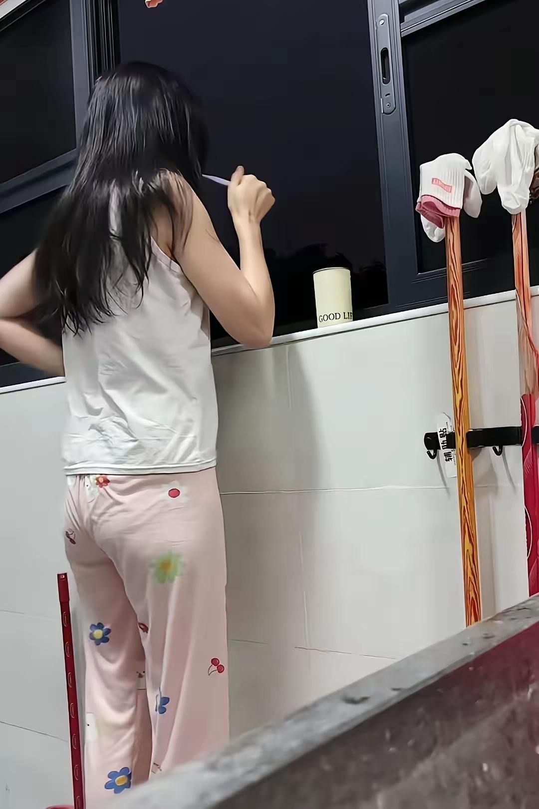 夜晚的窗边，睡衣女孩在认真刷牙，细碎的黑发垂在肩头，这就是最松弛的居家小确幸✨