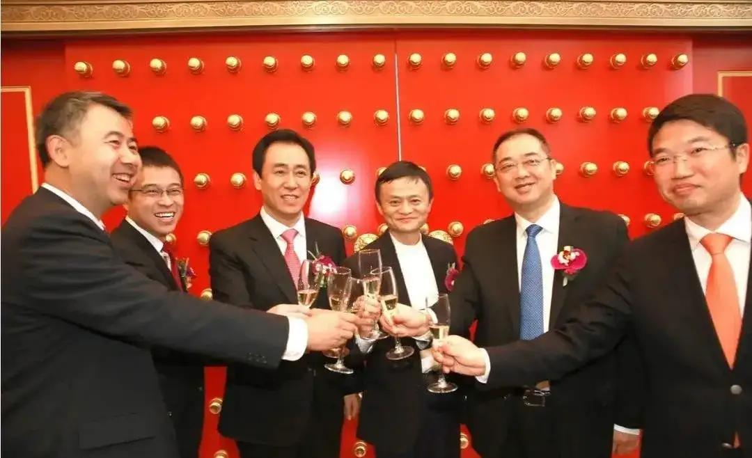 许家印当年能够成功一方面依仗自己舞阳钢铁厂的老同事，老哥们如赵长龙等全国搞地产，