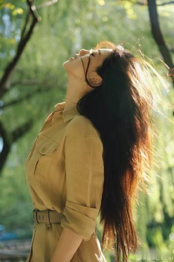 朱珠果然是女人中的女人朱珠头发丝都在发光真的是女人中的女人呀，我们的朱珠头发丝