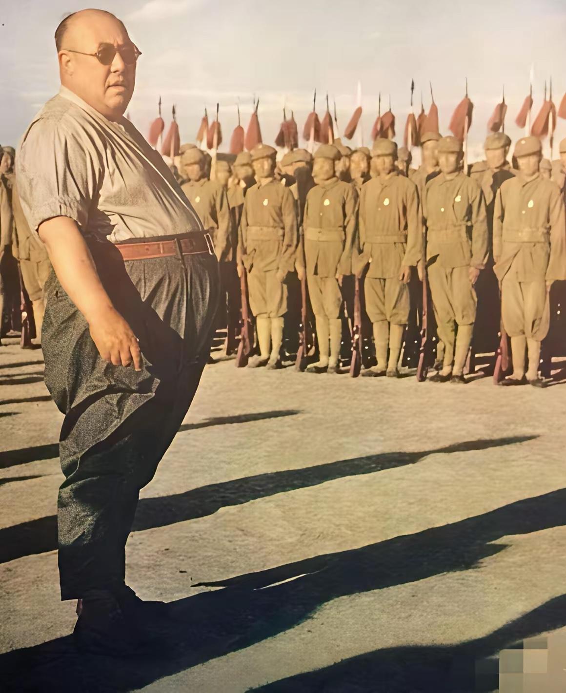 看照片上这位曾经的民国时期西北三马之一割据宁夏省（今宁夏，内蒙古西部）的军阀