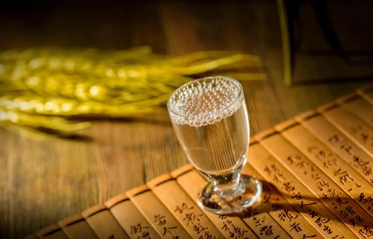 老年人要戒酒吗？医生发现：过了63岁以后，戒酒前要注意这8件事 都说喝酒伤肝