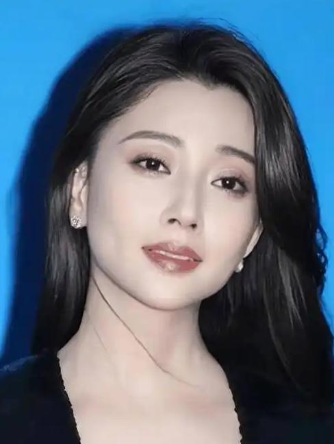 2012年，殷桃和祖峰拍了一场吻戏，拍完后，殷桃觉得对不住自己的好闺蜜刘天池，便