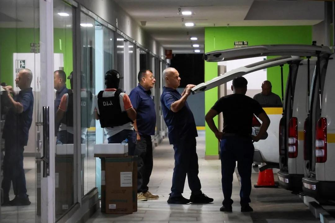 巴拿马开始变本加厉了，这是把长和集团当软柿子捏。巴拿马前脚强行接管长和集团港口，