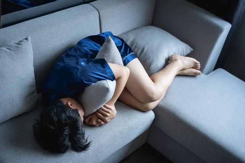 13岁女孩用一锅肉粥，揭开家庭冷漠背后的沉重真相1990年春天，陕西延安的一个