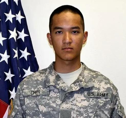 2011年，19岁的美国华裔不顾家里反对，执意加入美军，却因洗澡忘关热水炉，被美