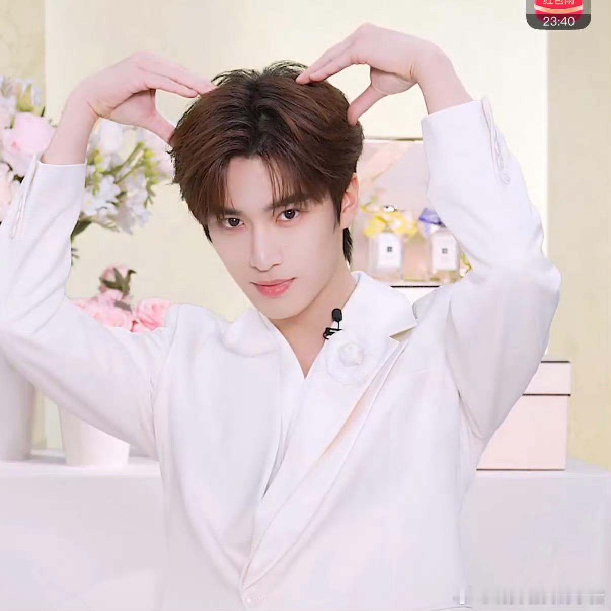 张康乐直播活动状态，比小狗耳朵🐶